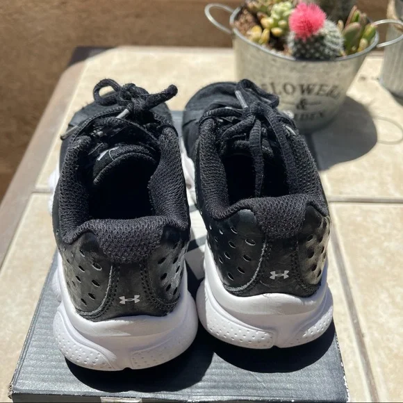 Under Armour boy toddler sneakers 11c - Picture 3 of 4